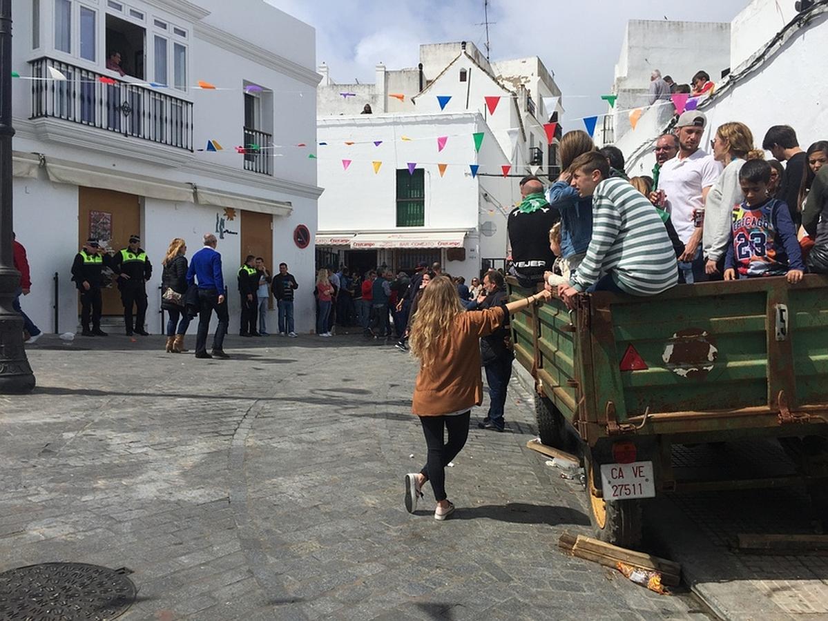 La lluvia desluce el tradicional toro &#039;embolao&#039; de Vejer