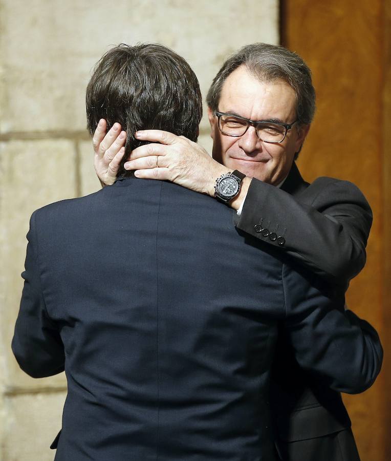 Artur Mas deja paso. Artur Mas dejó paso a otro político de Convergència para presidir la Generalitat, Carles Puigdemont, quien mantiene el reto secesionista