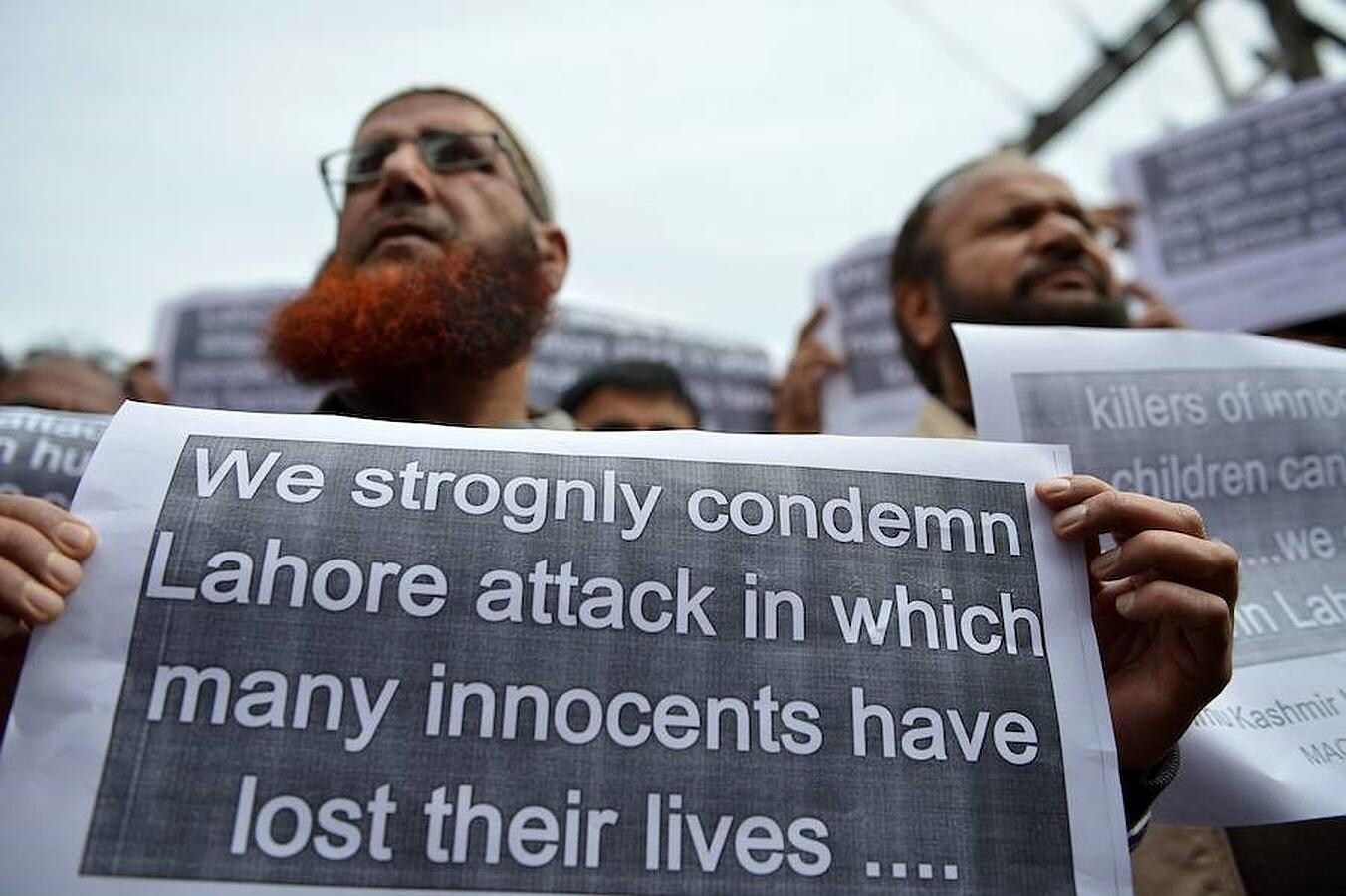 Protesta de activistas muslmanes que condenan el ataque suicida en Lahore