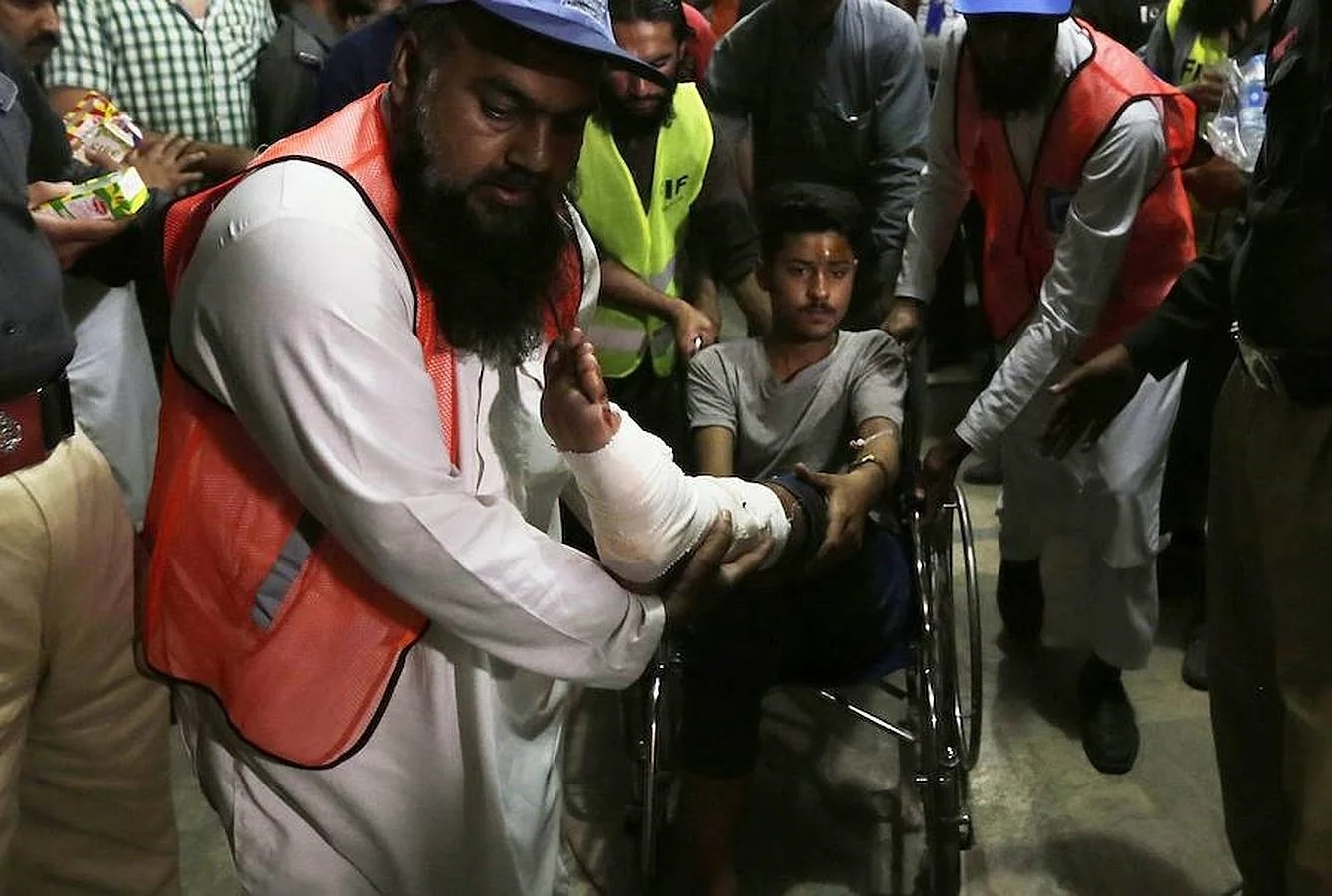 Los equipos de rescate trasladan un hombre herido desde el lugar de la explosión en un parque público en Lahore