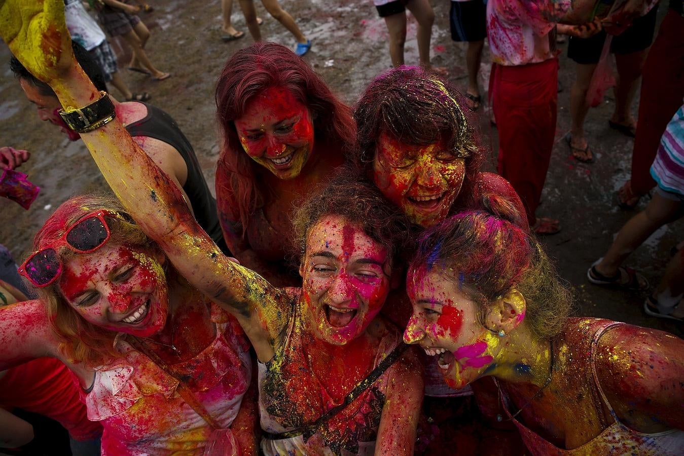 El fabuloso estallido de colores del festival Holi. Los turistas también participan del a fiesta de colores. De hecho, es casi imposible huir en las calles indias a la batalla de Holi, donde pandillas de amigos o en solitario, algunos de ellos colocados con la tradicional bebida de "bhang" de leche con cannabis y armados con pistolas de agua mezclada con colores, disparan a discreción contra todo lo que se que topen a su paso