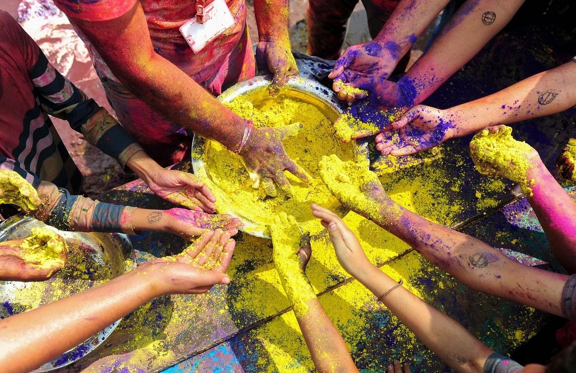 El fabuloso estallido de colores del festival Holi. El colorido festival de Holi que se celebra en la India tiene uno de sus orígenes en una travesura del dios Krishna en el pueblo de Vrindavan, donde miles de devotos le replican ahora con un bombardeo de polvos verdes o rojos.
