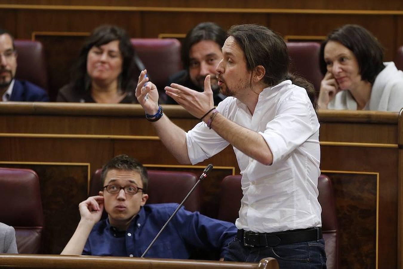 Iglesias ataca a Felipe González. Íñigo Errejón se quedó así cuando Pablo Iglesias aseguró que el PSOE está manchado con «cal viva»