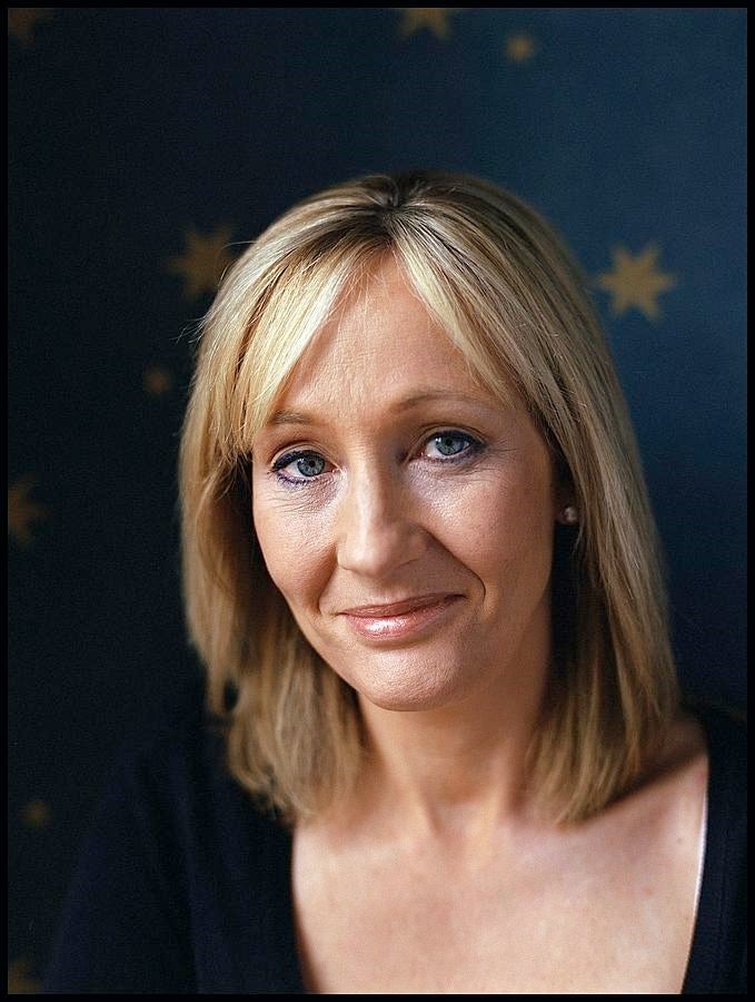 J. K. Rowling, creadora de Harry Potter, se inventó el seudónimo de Robert Galbraith para escribir la serie negra protagonizada por el detective Cormoran Strike. 