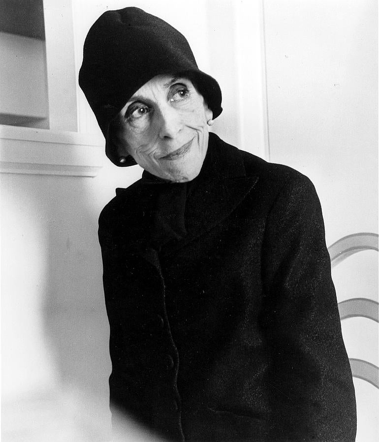 Karen Blixen desarrolló su carrera literaria bajo diversos seudónimos; el más conocido es Isak Dinesen, con el que escribió «Memorias de África». 