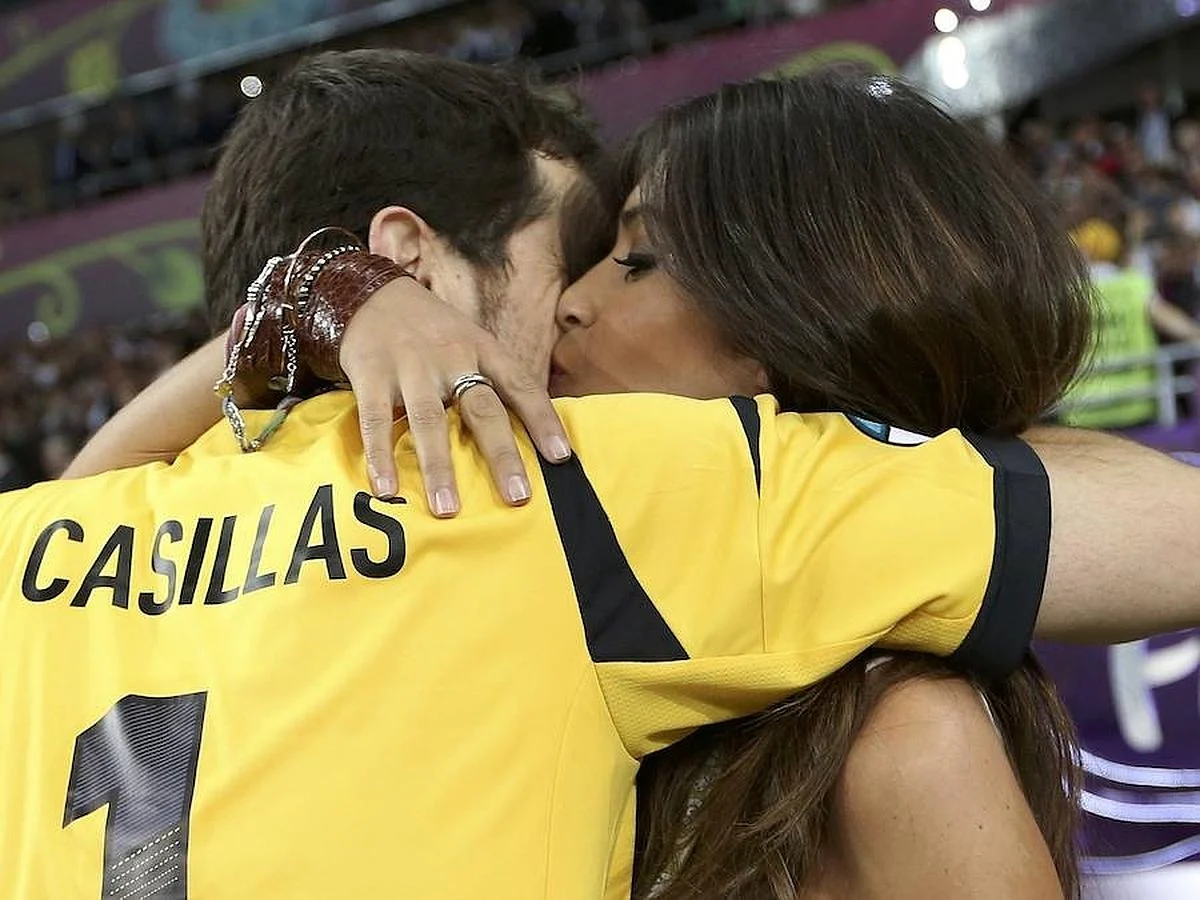 Sara Carbonero felicita a su novio tras vencer a Italia durante la Eurocopa de 2012 en el estadio de Kiev. 