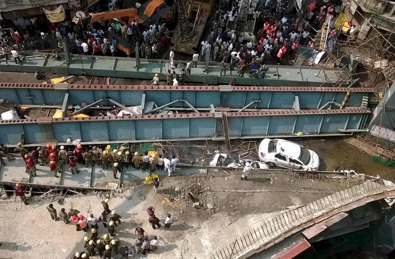 Decenas de personas permanecen atrapadas entre los escombros de un paso a desnivel que se derrumbó hoy parcialmente en Calcuta, al este de la India