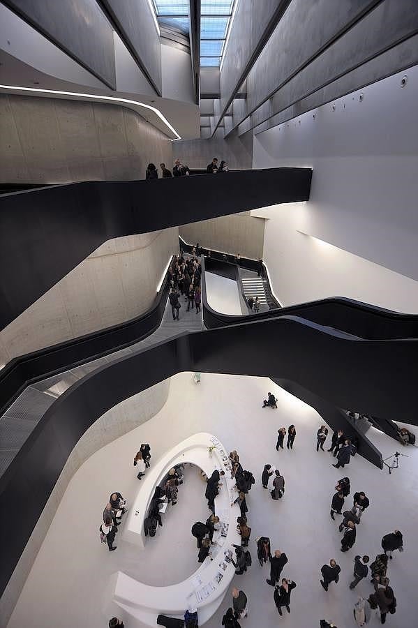 Gente paseando por el interior del Museo Maxxi (Roma). 
