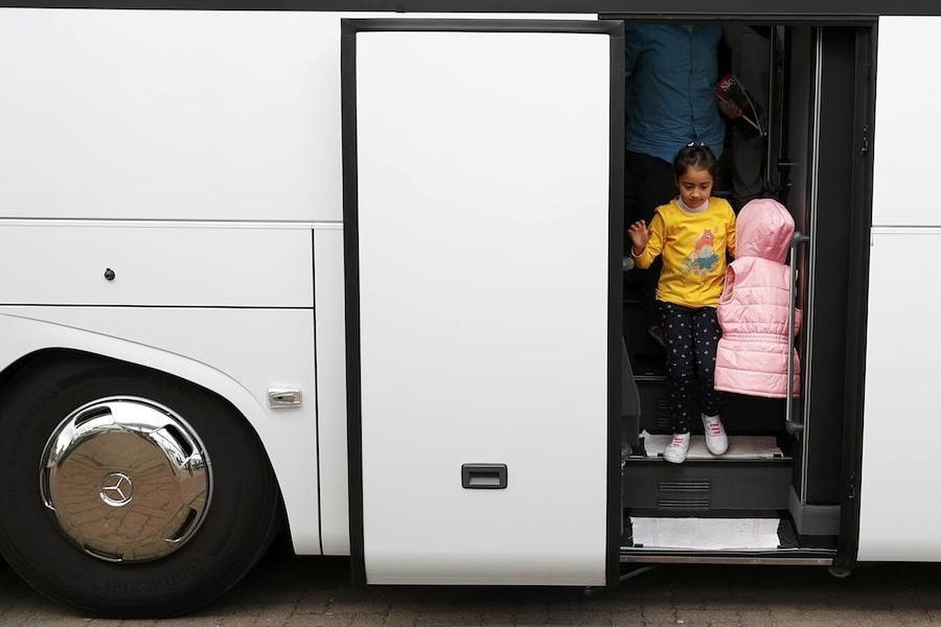 Una niña siria, en el primer grupo de refugiados sirios legales enviados desde Turquía, a su llegada a Alemania