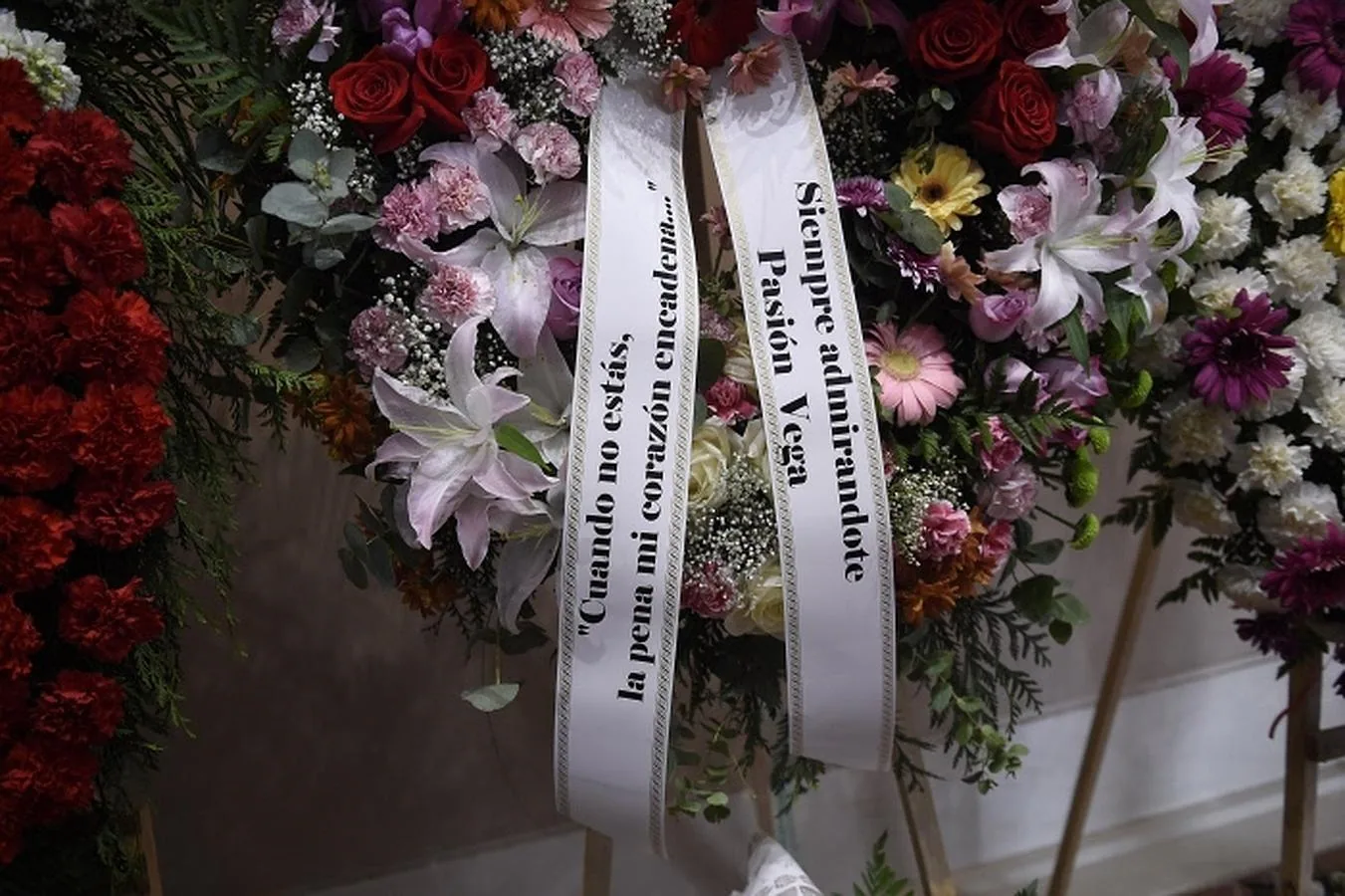 Varios ramos de flores acompañan al féretro del cantante en la capilla ardiente