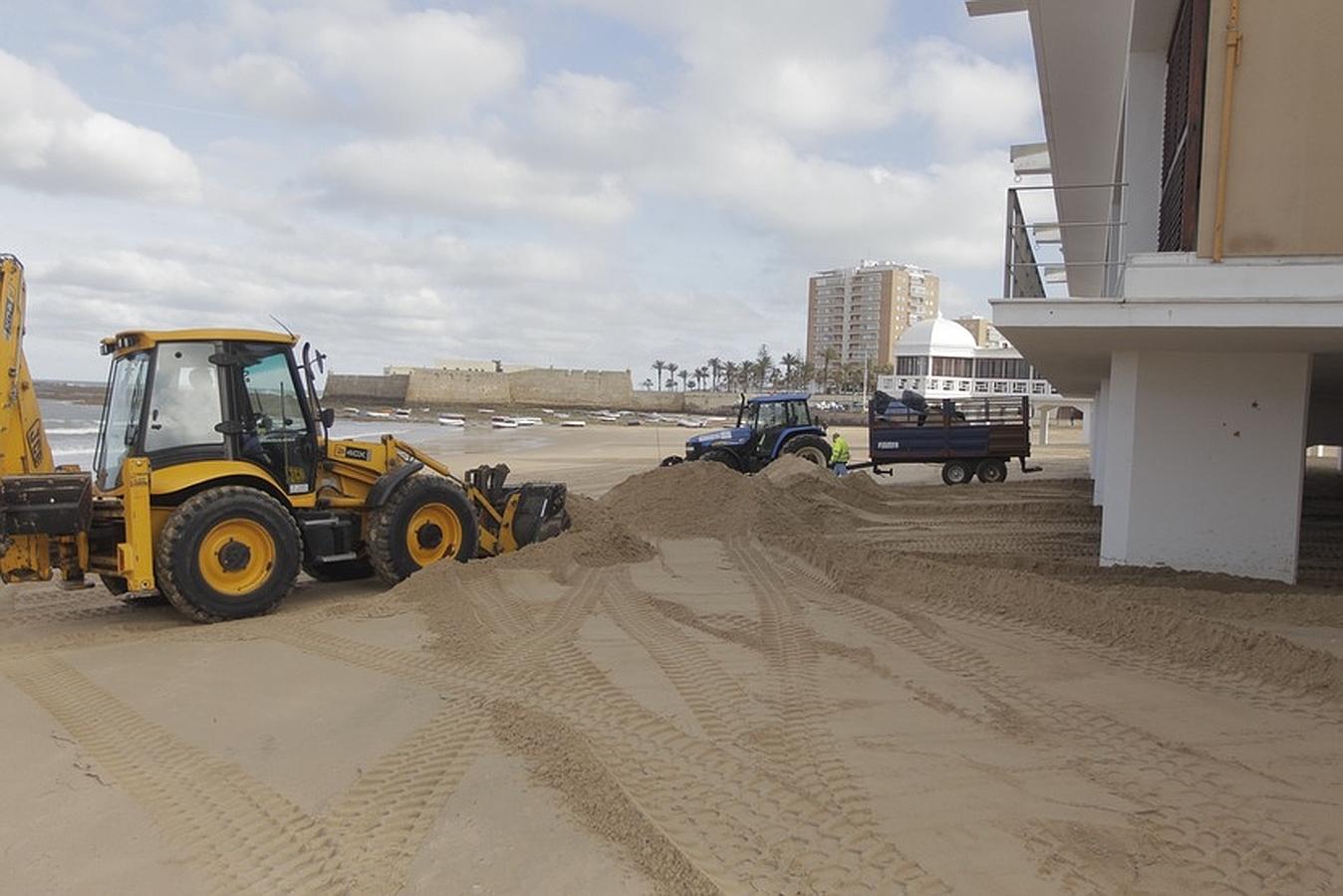 Fotos: Arranca la limpieza de la arena del Balneario de La Palma