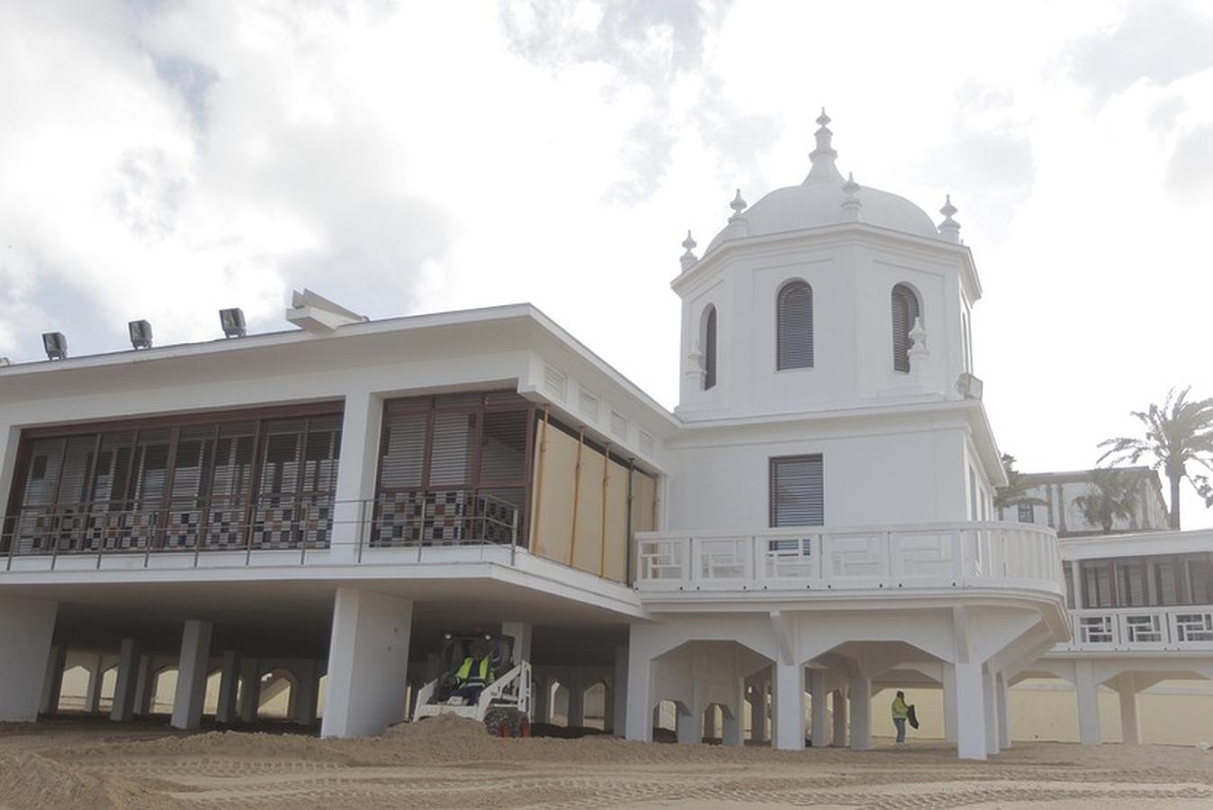 Fotos: Arranca la limpieza de la arena del Balneario de La Palma