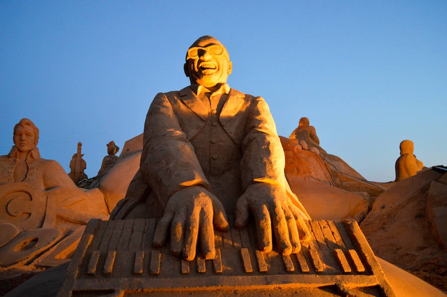 Auténticos monumentos. Los participantes exploran diversas técnicas y crean piezas originales que destacan por su magnitud y su estética. Algunas creaciones llegan a alcanzar los doce metros de altura y reproducen en gran detalle personas, objetos y escenarios diversos.
