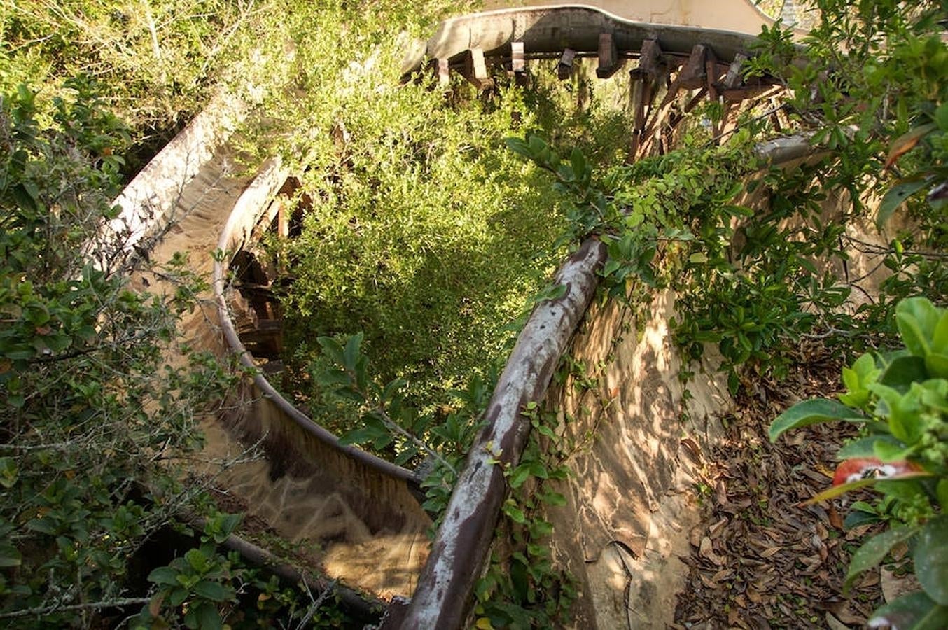 Tobogán de River Country. Los descensos por los toboganes de River Country fueron sustituidos por los nuevos parques Typhoon Lagoon (1989) y Blizzard Beach (1995)