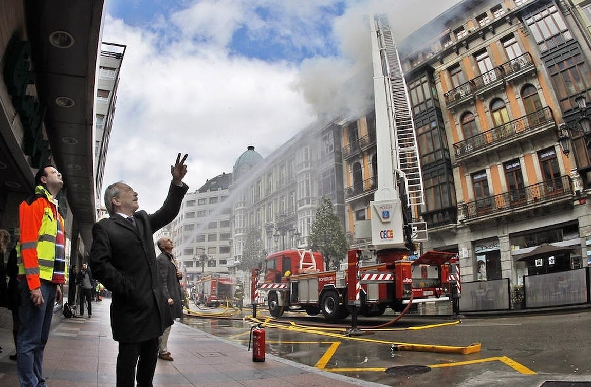 El fuego, en el que no se han registrado daños personales, está calcinando por completo el edificio histórico, de más de cien años, debido a su estructura de madera. 