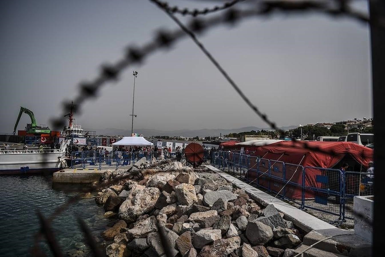 Oficiales turcos registran al segundo grupo de refugiados deportados, recién llegados en un ferry desde la isla griega de Lesbos. 