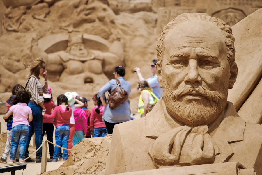 Así se hacen las esculturas. En algunas piezas, las más altas, se llegan a utilizar cajas de madera para facilitar la consolidación de la mezcla, moldes que después son retirados para dejar bloques compactos que son esculpidos de arriba hacia abajo