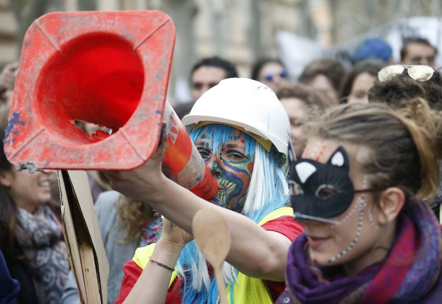 Estudiantes y trabajadores protestan hoy en las calles de Toulouse por la reforma laboral. 