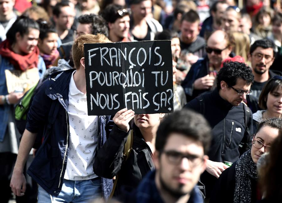 Decenas de miles de personas han salido a las calles de una docena de ciudades francesas para protestas por la medida defendida por el presidente François Hollande. En la imagen, un grupo de manifestantes en Lyon. 