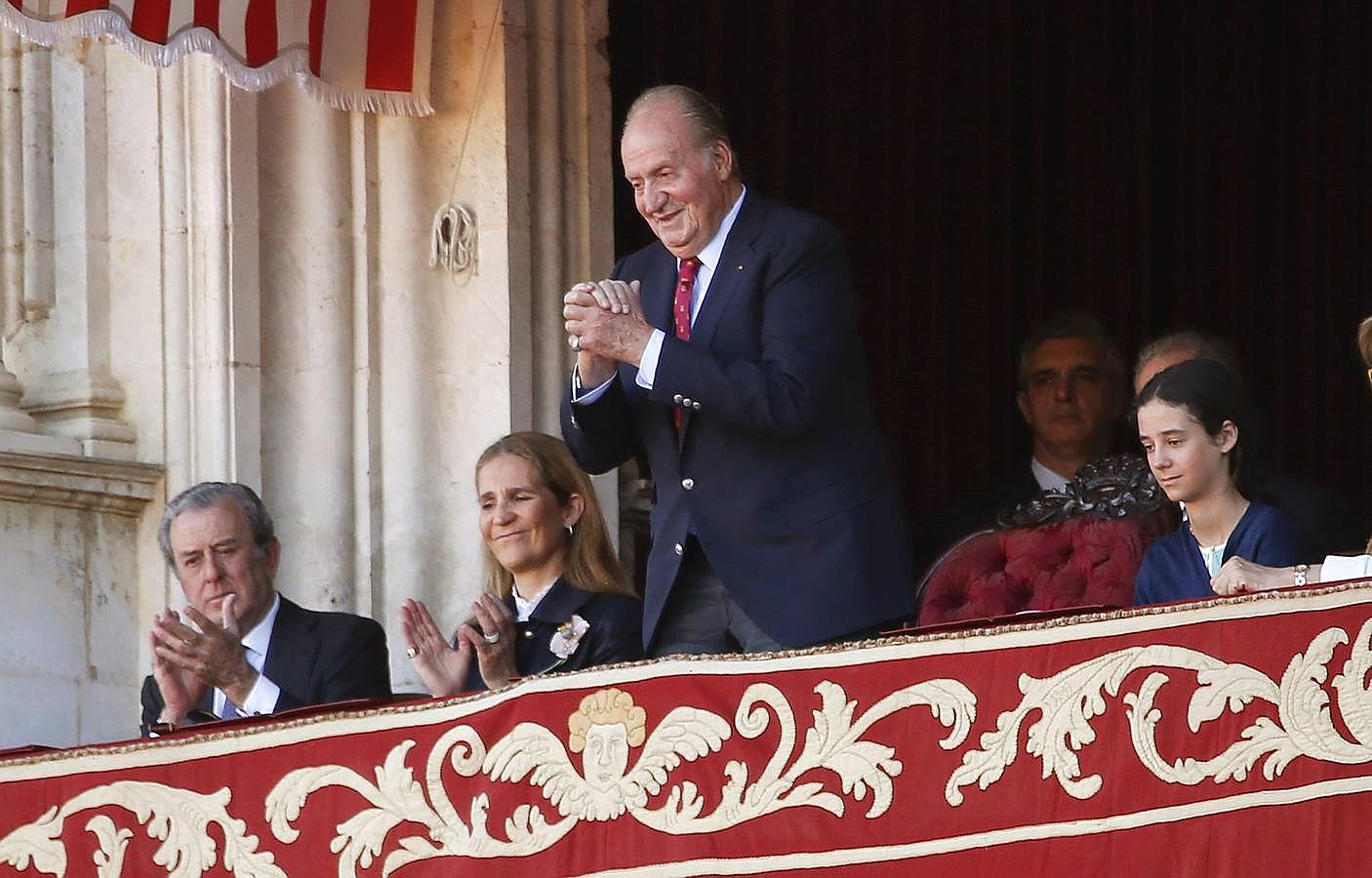 Don Juan Carlos agradece la ovación del público, acompañado de Javier Benjumea, la Infanta Elena y Victoria Federica. 