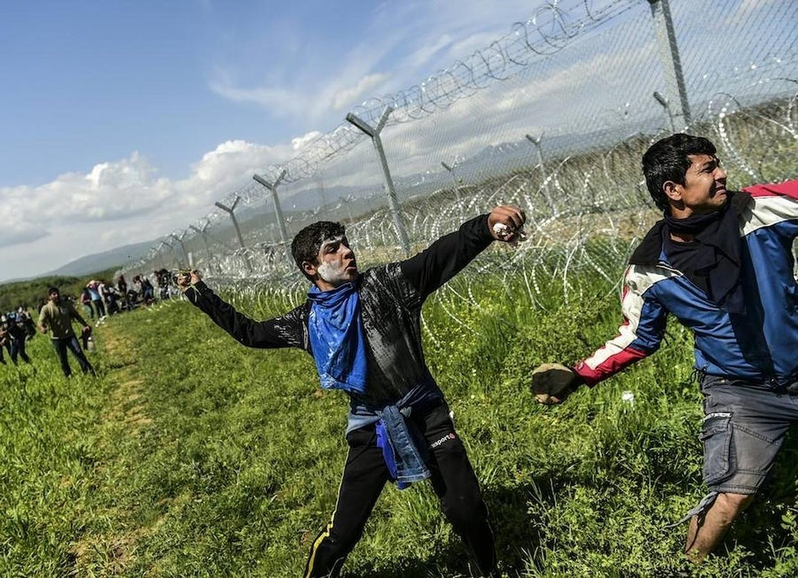 Los refugiados gaseados también atacan a las fuerzas de seguridad. 
