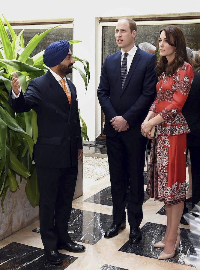 El príncipe Guillermo y su esposa Catalina aterrizaron en Mumbai el domingo para realizar una gira por la India. 