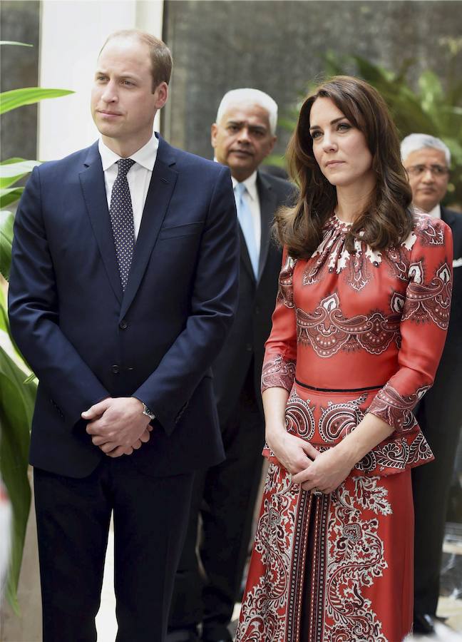 Los duques de Cambridge acudieron a la ofrenda floral en el monumento de los mártires en el Taj Mahal Palace en Mumbai. 