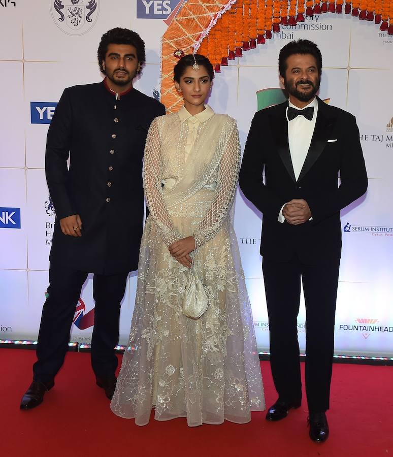 La actriz de Bollywood Sonam Kapoor con sus compañeros Anil Kapoor y Arjun Kapoor en la gala benéfica a la que asistieron los duques de Cambridge. 