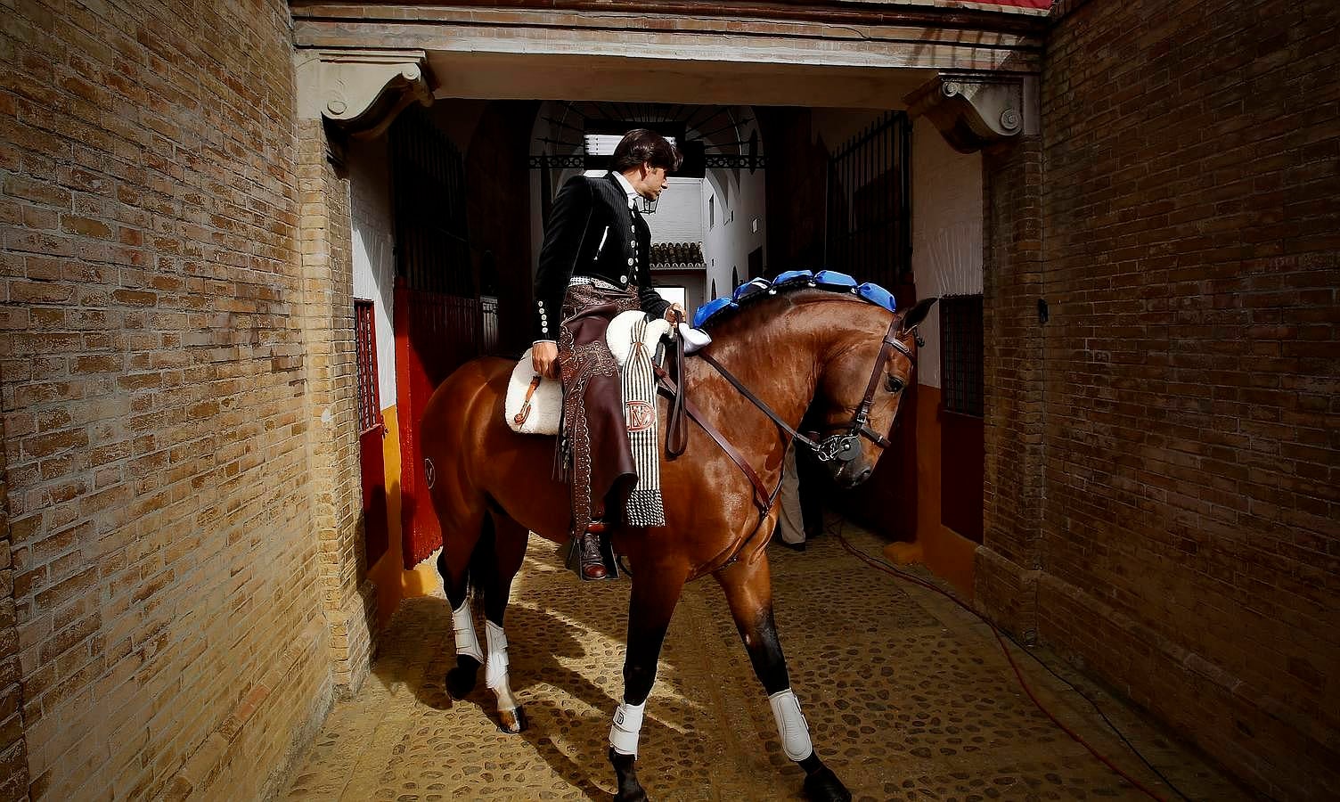 Diego Ventura acaricia la Puerta del Principe en la corrida del domingo