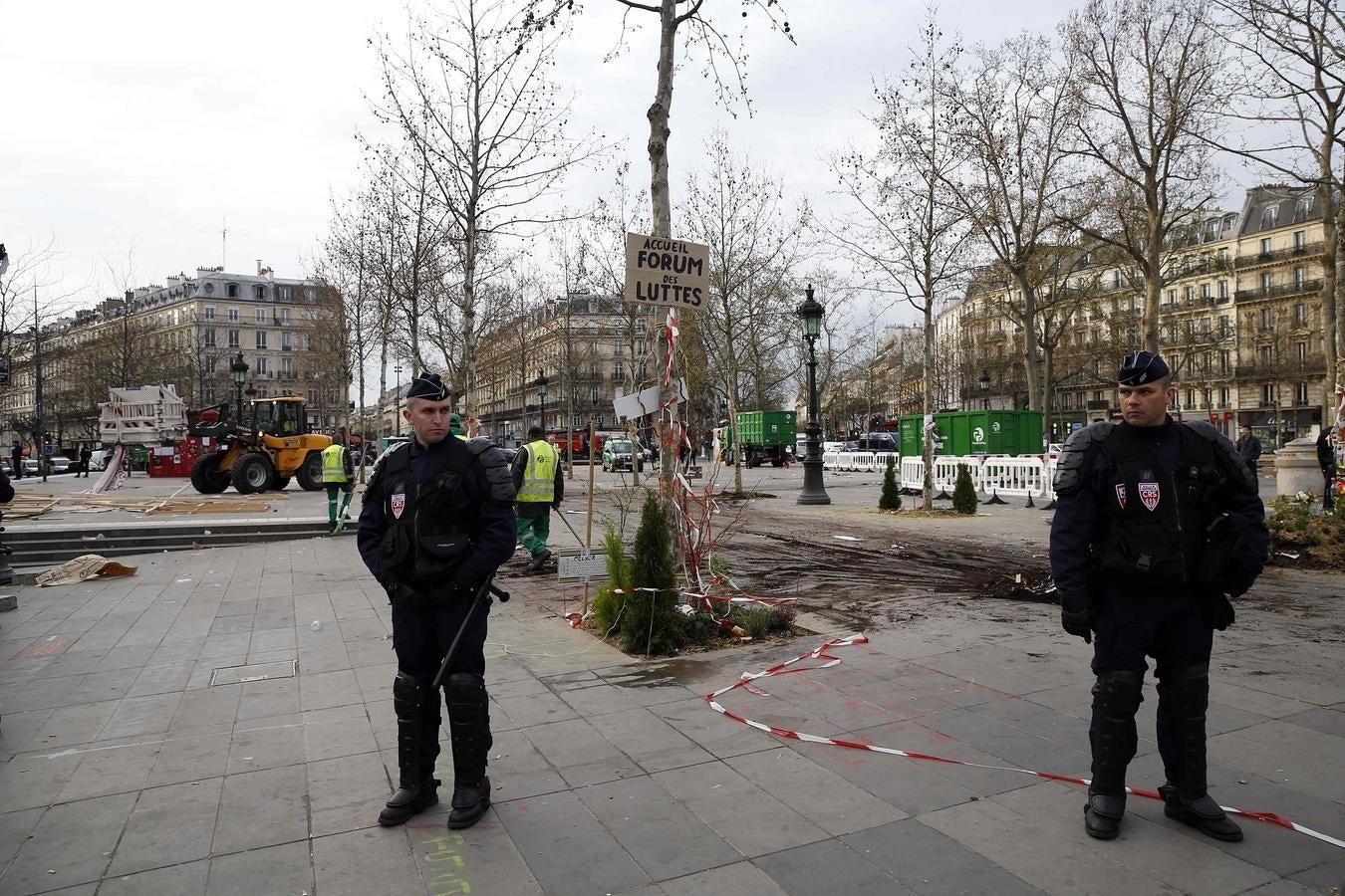 En imágenes: La Policía desaloja el campamento-protesta de la plaza de la República de París