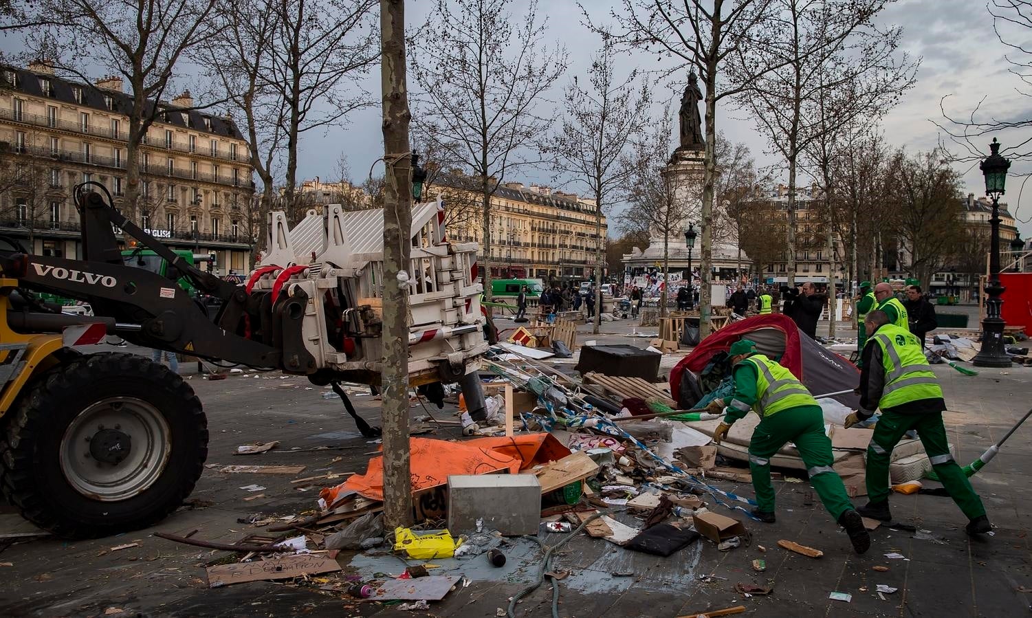 Empleados municipales limpian la Plaza de la República después de que la gendarmería gala evacuara a los «indignados» que ocupaban la plaza de forma pacífica, en París. 