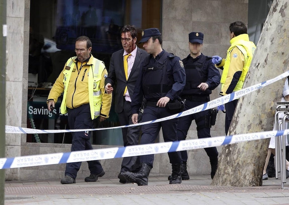 1.. Un robo frustrado en un piso de la avenida de Mediterráneo, en el distrito de Retiro, que se ha saldado con un herido leve ha motivado un gran despliegue policial tras una confusión que ha hecho sospechar a la policía que se trataba de un atraco con rehenes en una clínica dental.