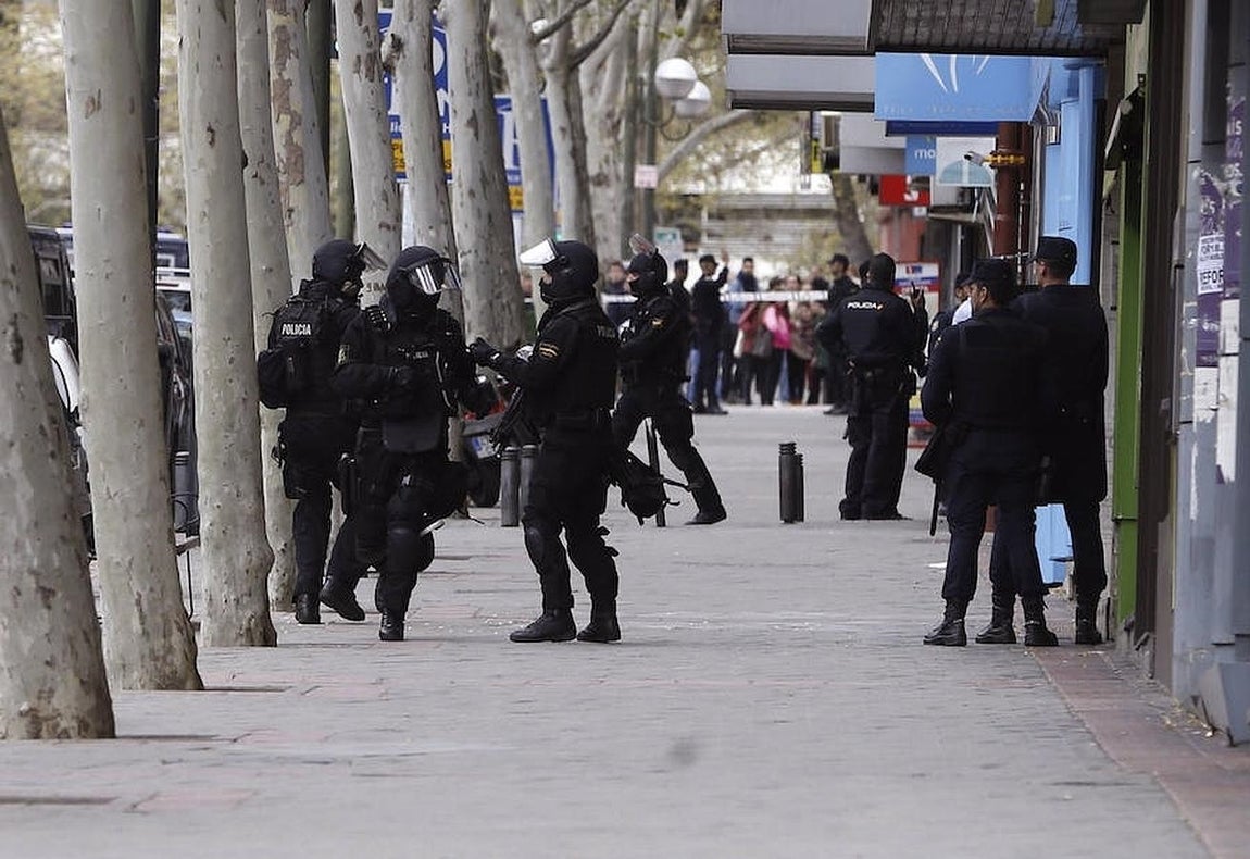 5.. Los ladrones han huido sin botín, pero antes han golpeado al hombre -de 58 años de edad- con un objeto contundente en la cabeza. El herido ha sido atendido por los sanitarios del Samur-Protección Civil por dos heridas en la cabeza y trasladado a una clínica privada, aunque su estado no reviste gravedad