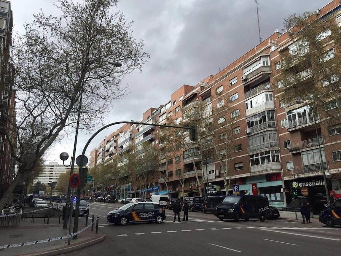 6.. La empleada del domicilio ha sido atendida por un psicólogo del Samur-Protección Civil por una crisis de ansiedad, mientras que los médicos han comprobado que el anciano no ha sufrido heridas