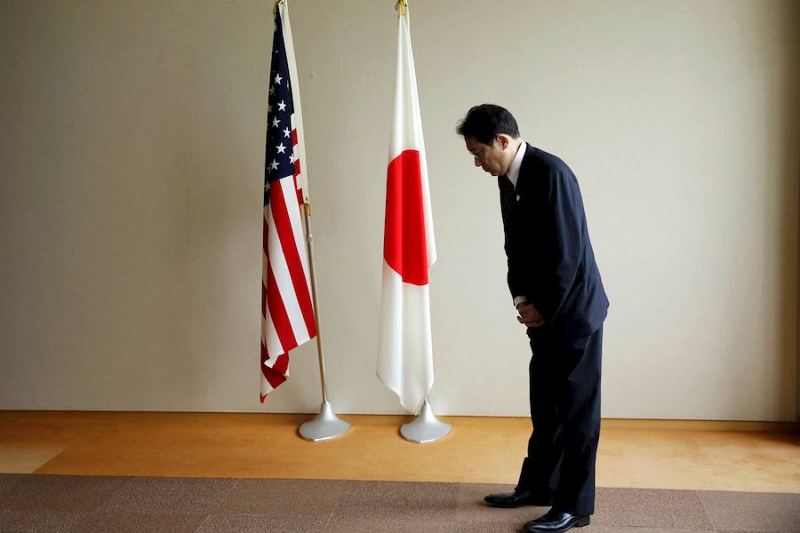 El ministro de Exteriores japonés, Fumio Kishida, se prepara para saludar al secretario de Estado de EE.UU., John Kerry, antes de su encuentro bilateral de este lunes, en el marco de una reunión del G7 en Hiroshima. 