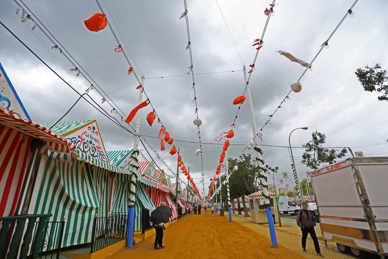 Ambiente en las casetas a pesar de la lluvia