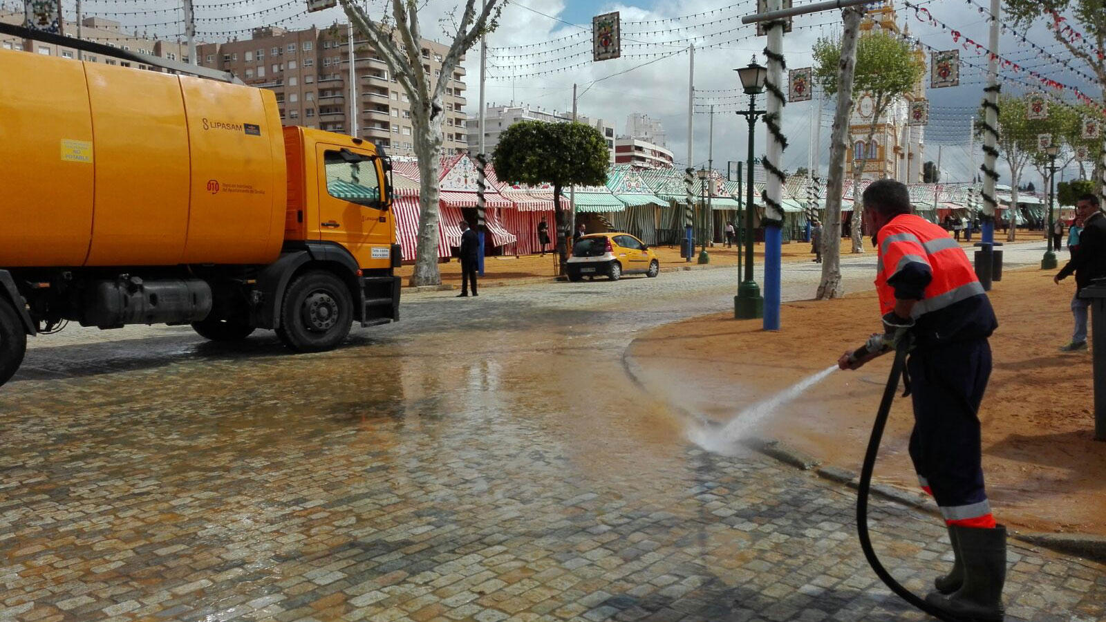 Así ha quedado el real de la Feria después del chaparrón de esta mañana