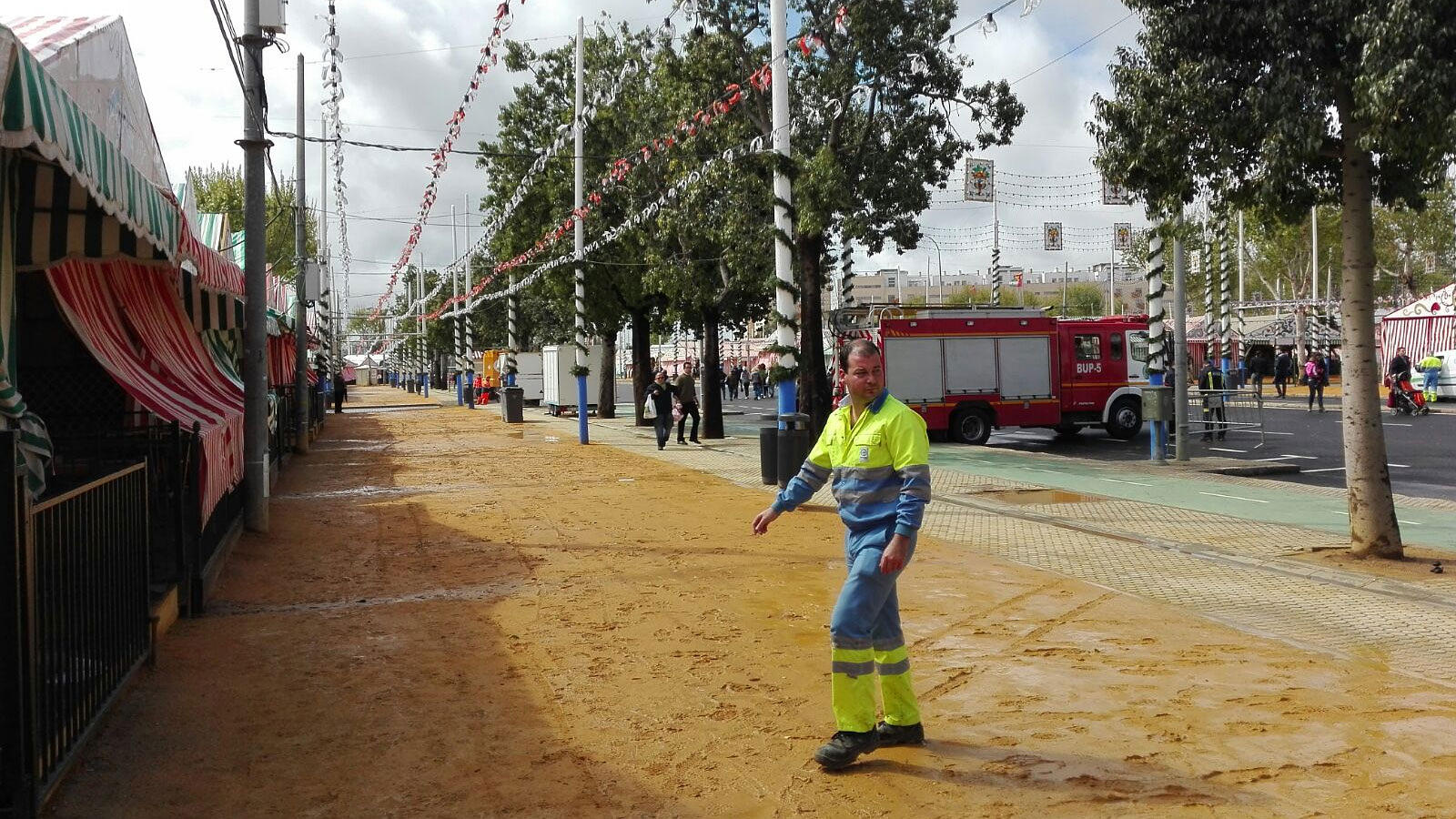 Así ha quedado el real de la Feria después del chaparrón de esta mañana