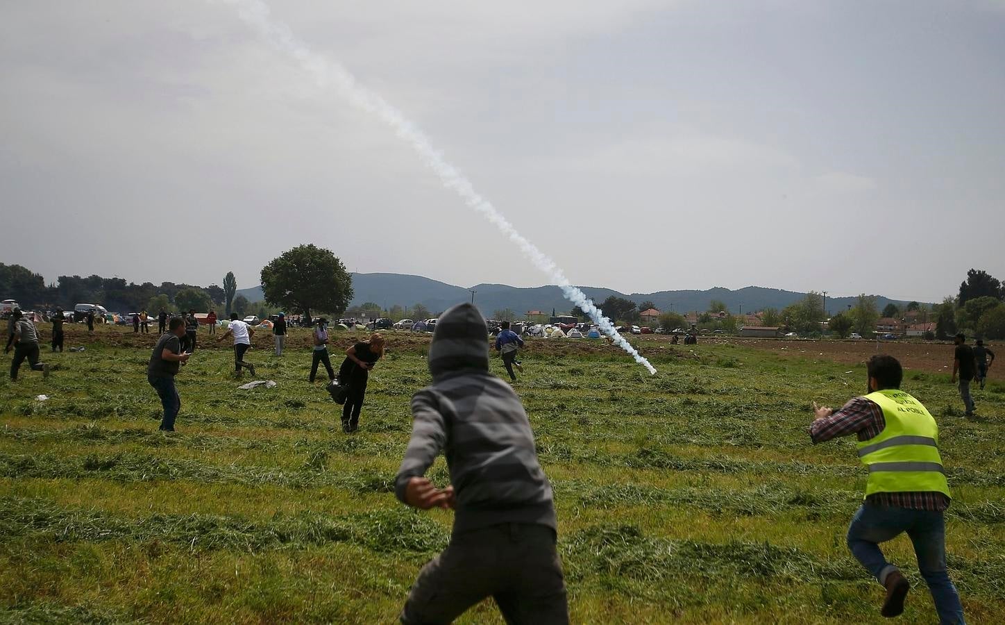 Poco antes de los enfrentamientos la Policía griega detuvo a una persona en los alrededores del campamento que portaba un aerosol de gas pimienta. 