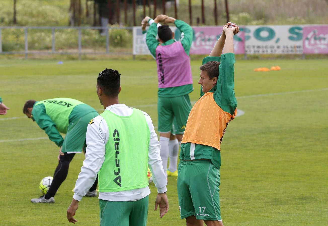 Agua y frío en la Ciudad Deportiva. Oltra ha vuelto a dirigir el entrenamiento del Córdoba CF, después de un inicio de semana en el que se dudó de su continuidad