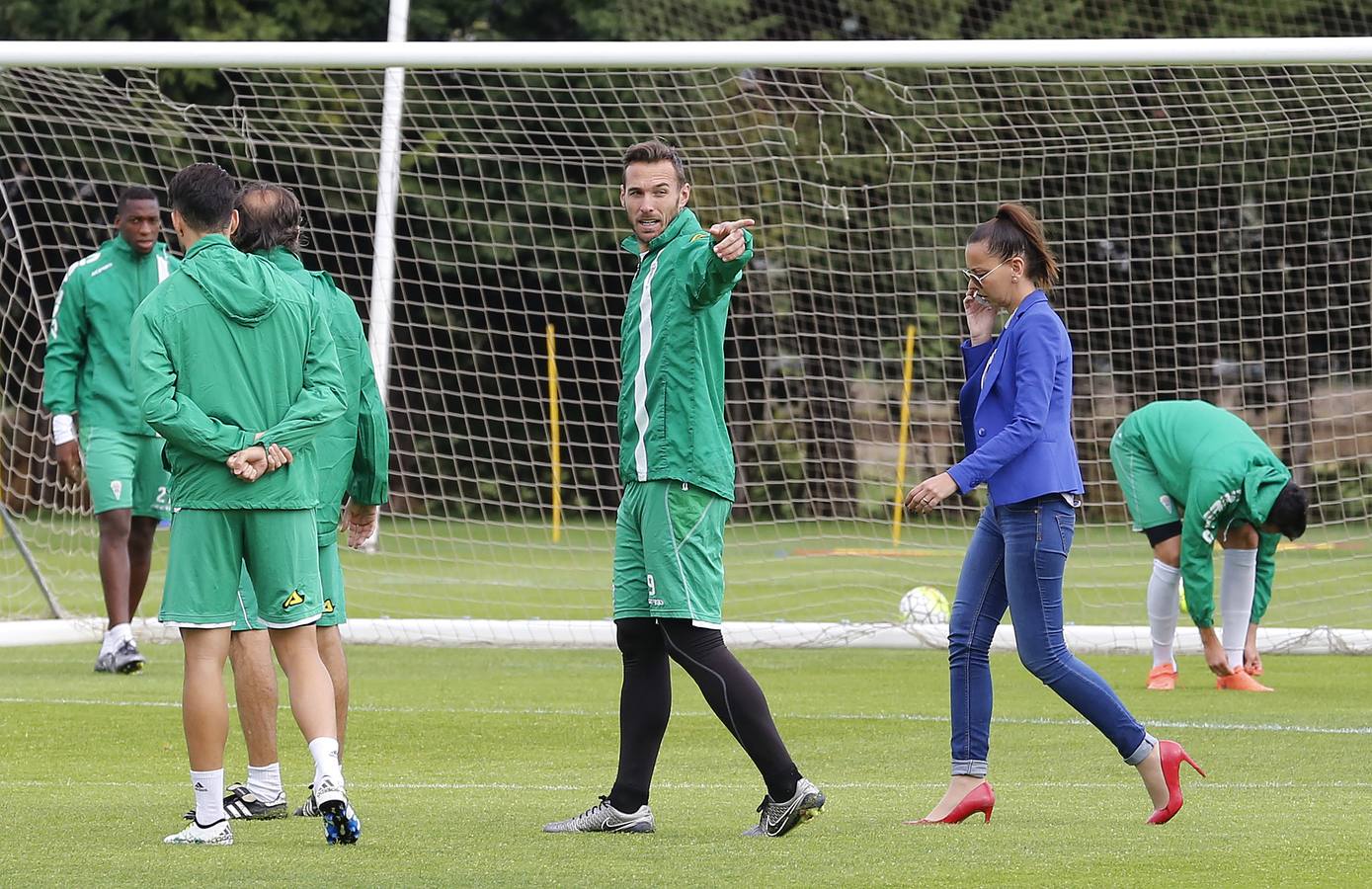 Agua y frío en la Ciudad Deportiva. Oltra ha vuelto a dirigir el entrenamiento del Córdoba CF, después de un inicio de semana en el que se dudó de su continuidad