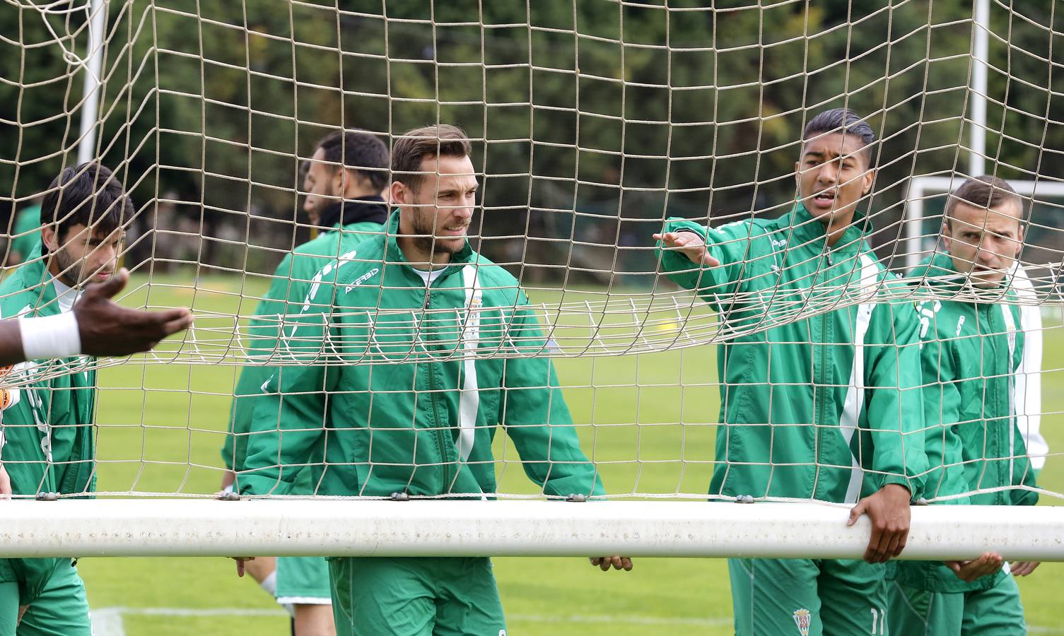 Agua y frío en la Ciudad Deportiva. Oltra ha vuelto a dirigir el entrenamiento del Córdoba CF, después de un inicio de semana en el que se dudó de su continuidad