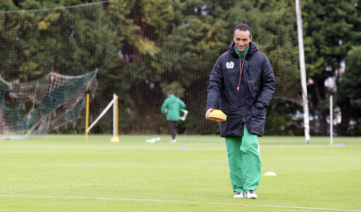 Agua y frío en la Ciudad Deportiva. Oltra ha vuelto a dirigir el entrenamiento del Córdoba CF, después de un inicio de semana en el que se dudó de su continuidad
