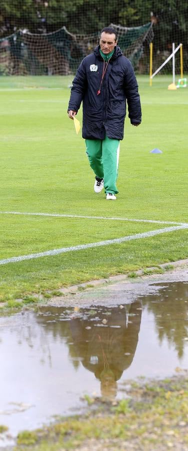 Agua y frío en la Ciudad Deportiva. Oltra ha vuelto a dirigir el entrenamiento del Córdoba CF, después de un inicio de semana en el que se dudó de su continuidad