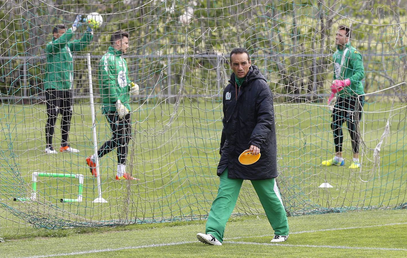 Agua y frío en la Ciudad Deportiva. Oltra ha vuelto a dirigir el entrenamiento del Córdoba CF, después de un inicio de semana en el que se dudó de su continuidad