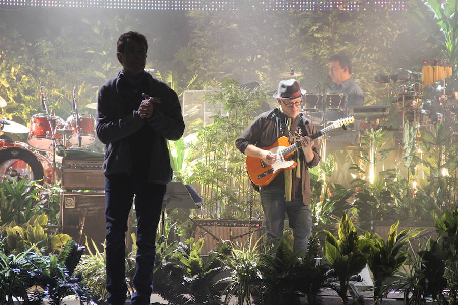 1. Manolo García frente a lo que será el escenario de «Todo es ahora»