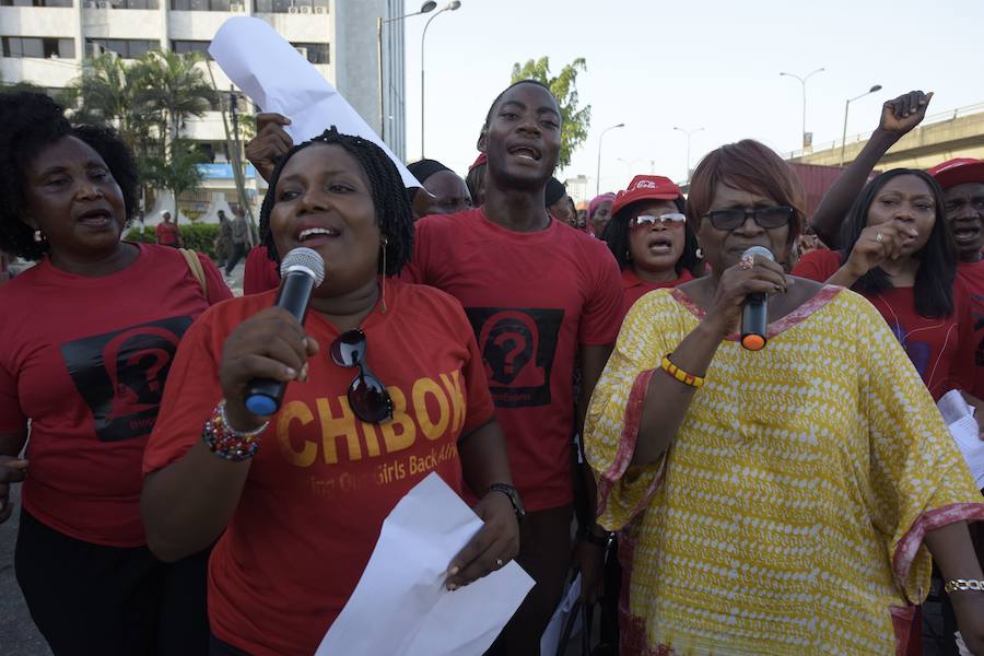 Miembros del movimiento «Bring Back Our Girls» (devolvednos a nuestras niñas), durante un acto este miércoles en Lagos para exigir la liberación de las menores secuestradas hace justo dos años por los terroristas de Boko Haram. 