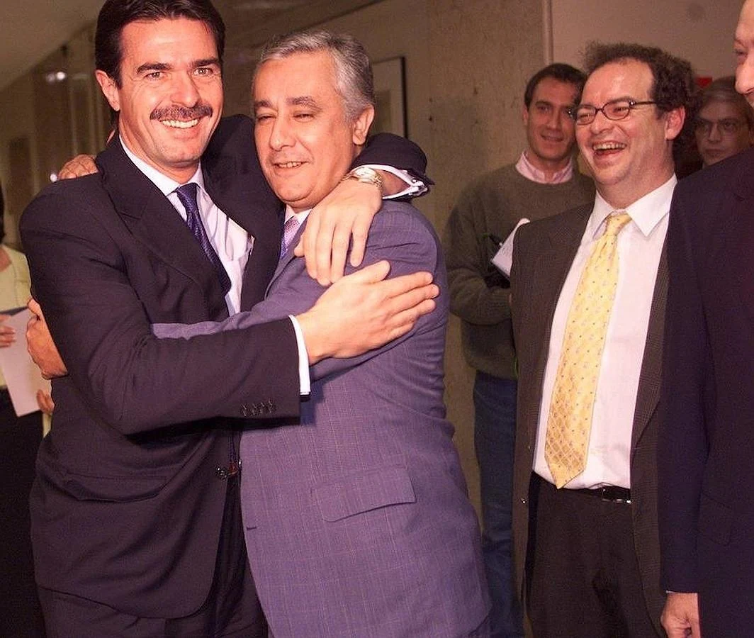 Soria abraza a Javier Arenas en 1999 después de sellar el pacto entre PP y Coalición Canaria en el Congreso. 
