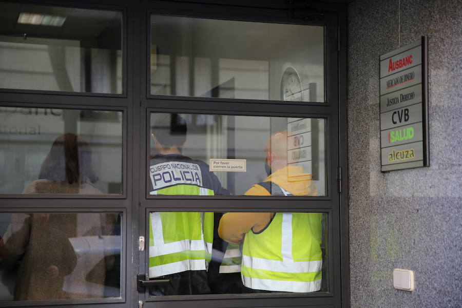 Operación de la UDEF contra Manos Limpias y Ausbanc, en imágenes. El presidente de Ausbanc, Luis Pineda, habría promovido acciones judiciales contra las entidades bancarias de las que hablaba mal en su publicación , según la UDEF