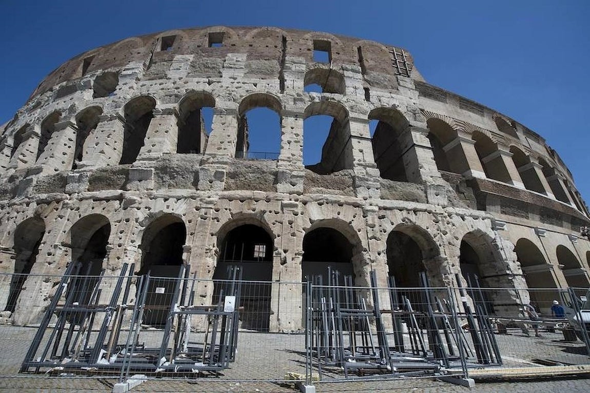 En los alrededores aún se pueden contemplar algunos andamios. 